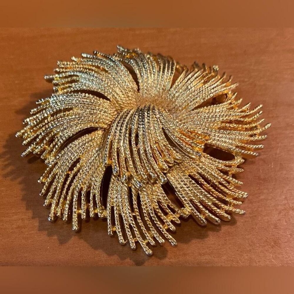 Gold Tone Abstract Starburst Brooch Pin Textured Fringe Round Modernist Vintage